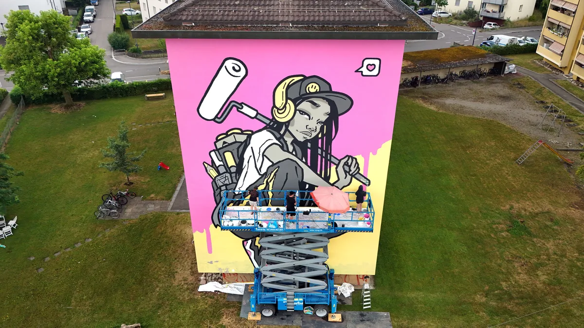 Der Character soll Freiheit und Kraft ausstrahlen. Street-Art auf zwei Ustermer Wohnblöcken.